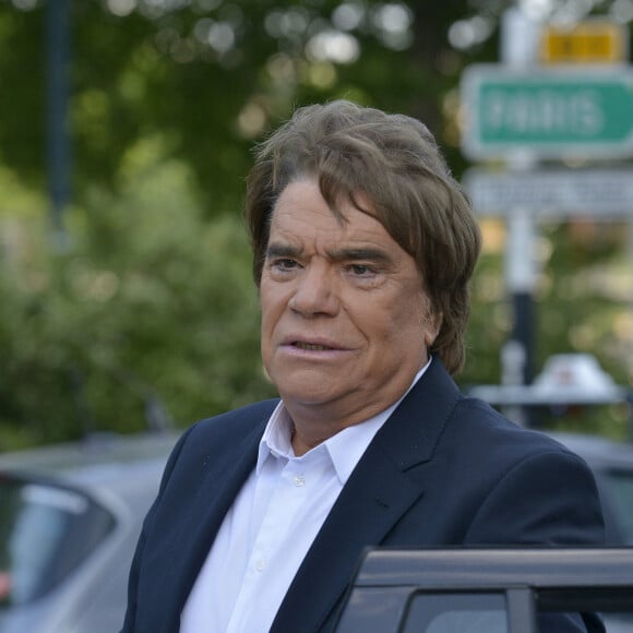 Bernard Tapie arrive pour assister à un débat diffusé sur la chaîne d'information française iTele à Paris, France, le 10 juillet 2013, alors que les enquêteurs français ont ordonné aujourd'hui la saisie de certains de ses biens dans le cadre d'une enquête sur la corruption liée au chef du FMI. M. Tapie a été inculpé de fraude organisée dans le cadre de cette enquête, qui porte sur un versement de 400 millions d'euros (525 millions de dollars) que M. Tapie a reçu de l'État en 2008, lorsque Christine Lagarde était ministre des finances de la France. Photo by Mousse/ABACAPRESS.COM