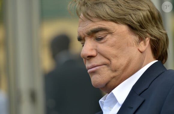 Bernard Tapie arrive pour assister à un débat diffusé sur la chaîne d'information française iTele à Paris, France, le 10 juillet 2013, alors que les enquêteurs français ont ordonné aujourd'hui la saisie de certains de ses biens dans le cadre d'une enquête sur la corruption liée au chef du FMI. M. Tapie a été inculpé de fraude organisée dans le cadre de cette enquête, qui porte sur un versement de 400 millions d'euros (525 millions de dollars) que M. Tapie a reçu de l'État en 2008, lorsque Christine Lagarde était ministre des finances de la France. Photo by Mousse/ABACAPRESS.COM