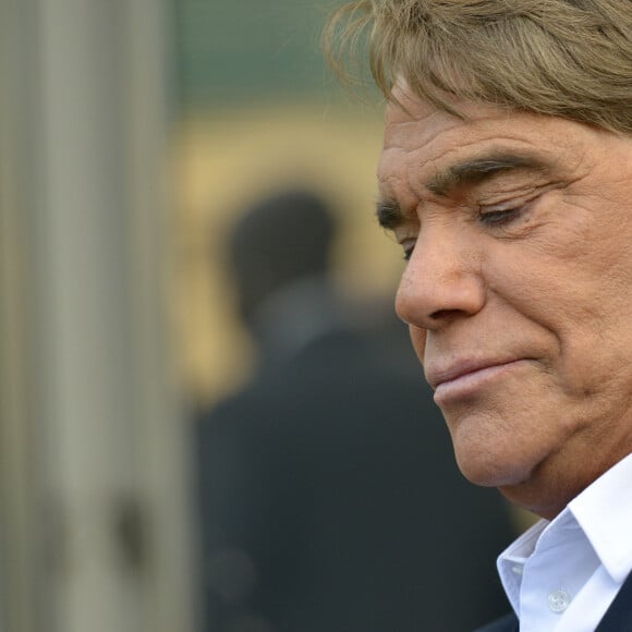 Bernard Tapie arrive pour assister à un débat diffusé sur la chaîne d'information française iTele à Paris, France, le 10 juillet 2013, alors que les enquêteurs français ont ordonné aujourd'hui la saisie de certains de ses biens dans le cadre d'une enquête sur la corruption liée au chef du FMI. M. Tapie a été inculpé de fraude organisée dans le cadre de cette enquête, qui porte sur un versement de 400 millions d'euros (525 millions de dollars) que M. Tapie a reçu de l'État en 2008, lorsque Christine Lagarde était ministre des finances de la France. Photo by Mousse/ABACAPRESS.COM