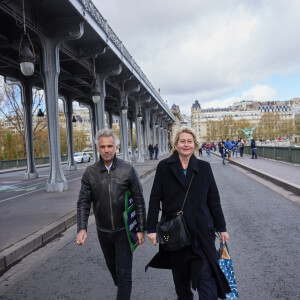 Paul Belmondo, Luana - Inauguration de "La promenade Jean-Paul Belmondo" au terre-plein central du pont de Bir-Hakeim, ouvrage public communal situé sous le viaduc du métro aérien, à Paris (15e, 16e) le 12 avril 2023.