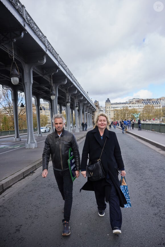 Paul Belmondo, Luana - Inauguration de "La promenade Jean-Paul Belmondo" au terre-plein central du pont de Bir-Hakeim, ouvrage public communal situé sous le viaduc du métro aérien, à Paris (15e, 16e) le 12 avril 2023.