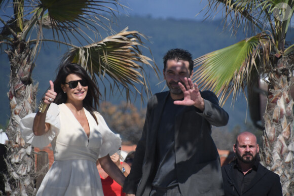 Ce samedi 28 septembre 2024 en Toscane, la star du ballon rond s'est unie à sa compagne de longue date, Ilaria D'amico qui lui a donné un petit Leopoldo, il y a 8 ans.
A la station balnéaire familiale, La Romanina, Gigi Buffon et Ilaria D'amico fêtent leur mariage au bord de la mer avec des invités VIP et des amis.