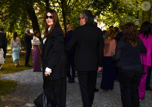 Devant l'assemblée, le tandem, lunettes sur le nez en plus d'être brillamment assorti avec un look 100% noir, est arrivé main dans la main au mariage.
Lucques : Lucques, S Pancrazio, 28/9/2024, mariage de Luigi Buffon et Ilaria D'Amico à la Villa Oliva, Tim Burton et Monica Bellucci.