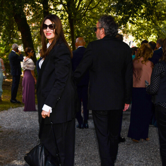 Devant l'assemblée, le tandem, lunettes sur le nez en plus d'être brillamment assorti avec un look 100% noir, est arrivé main dans la main au mariage.
Lucques : Lucques, S Pancrazio, 28/9/2024, mariage de Luigi Buffon et Ilaria D'Amico à la Villa Oliva, Tim Burton et Monica Bellucci.