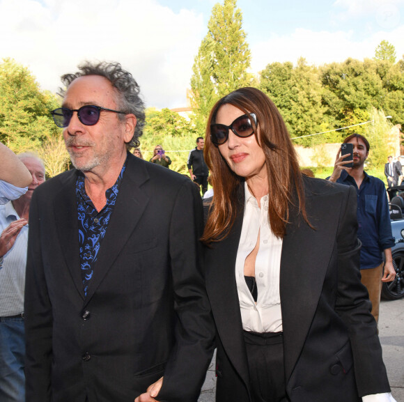 Alors que le cinéaste a misé sur un costume assorti à une chemise bleue, l'ex-épouse de Vincent Cassel a choisi un ensemble des plus élégants, complété par une chemise blanche.
Lucques : Lucques, S Pancrazio, 28/9/2024, mariage de Luigi Buffon et Ilaria D'Amico à la Villa Oliva, Tim Burton et Monica Bellucci.