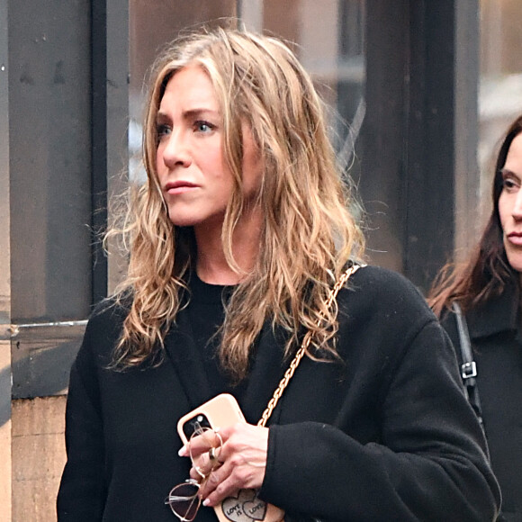 Exclusif - Jennifer Aniston retrouve son ex-mari Justin Theroux pour dîner avec des amis au restaurant "Il Cantinori" à New York, le 22 avril 2023. 