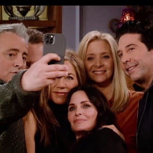 CL'épisode spécial de Friends arrivera en France le 27 mai avec des invités. Les six héros de la série vont se retrouver après 17 ans d'absence. C'est la plate forme HBO Max qui possède les droits de tout le catalogue Friends. En plus des comédiens historiques, cet épisode spécial verra défiler de nombreuses vedettes comme Justin Bieber, David Beckham ou encore Lady Gaga. 