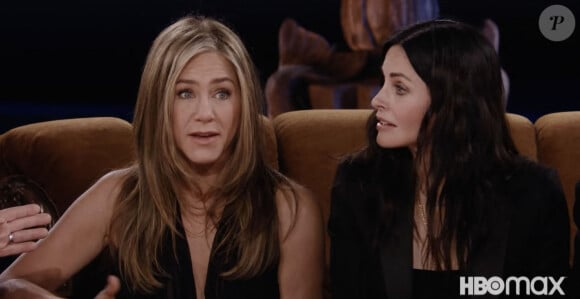 Captures d'écran - L'épisode spécial de Friends arrivera en France le 27 mai avec des invités. Les six héros de la série vont se retrouver après 17 ans d'absence. C'est la plate forme HBO Max qui possède les droits de tout le catalogue Friends. En plus des comédiens historiques, cet épisode spécial verra défiler de nombreuses vedettes comme Justin Bieber, David Beckham ou encore Lady Gaga. 