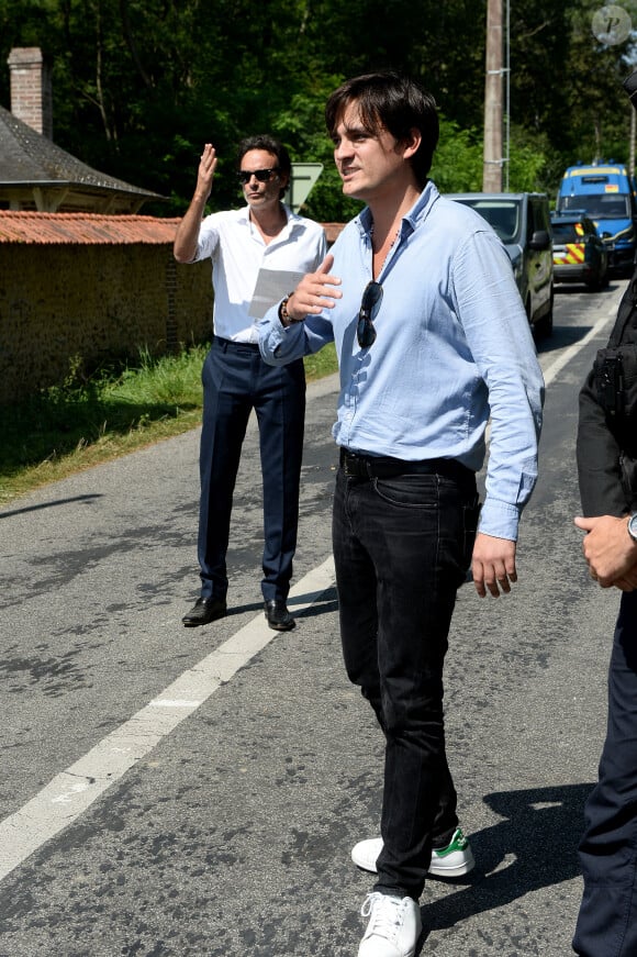 Toujours en deuil, moins de deux mois après la disparition du Guépard, les deux frères se sont retrouvés à plusieurs occasions à La Brûlerie, à Douchy, leur fief, nichée dans le Loiret.
Anthony Delon et son demi-frère Alain-Fabien découvrent les hommages devant les grilles de la propriété de Douchy, quelques heures avant les obsèques de leur père, A.Delon, le 24 août 2024.