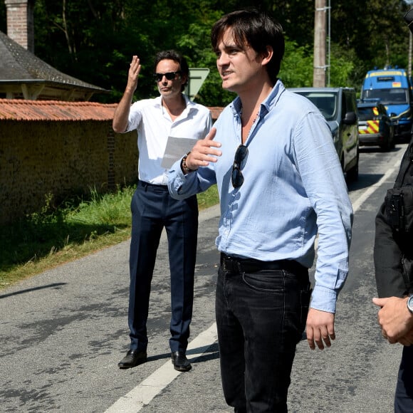 Toujours en deuil, moins de deux mois après la disparition du Guépard, les deux frères se sont retrouvés à plusieurs occasions à La Brûlerie, à Douchy, leur fief, nichée dans le Loiret.
Anthony Delon et son demi-frère Alain-Fabien découvrent les hommages devant les grilles de la propriété de Douchy, quelques heures avant les obsèques de leur père, A.Delon, le 24 août 2024.