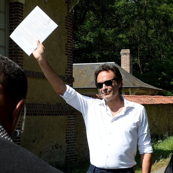 Anthony Delon et son demi-frère Alain-Fabien découvrent les hommages devant les grilles de la propriété de Douchy, quelques heures avant les obsèques de leur père, A.Delon, le 24 août 2024. 