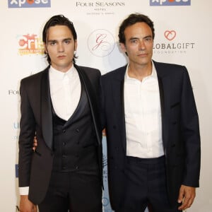 Anthony Delon avec son frère Alain-Fabien Delon au photocall de la 10ème édition du "Global Gift Gala" à l'hôtel Four Seasons George V à Paris, le 3 juin 2019. © Marc Ausset-Lacroix/Bestimage 