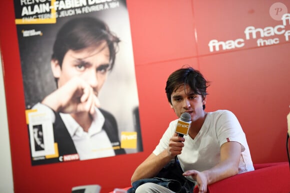 Exclusif - Alain-Fabien Delon dédicace son roman "De la race des seigneurs" aux éditions Stock à la FNAC des Ternes à Paris le 14 février 2019. © Sébastien Valiela/Bestimage 