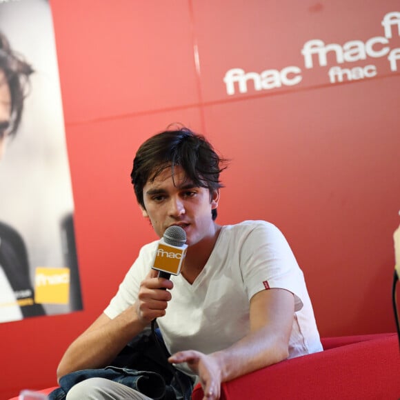 Exclusif - Alain-Fabien Delon dédicace son roman "De la race des seigneurs" aux éditions Stock à la FNAC des Ternes à Paris le 14 février 2019. © Sébastien Valiela/Bestimage 
