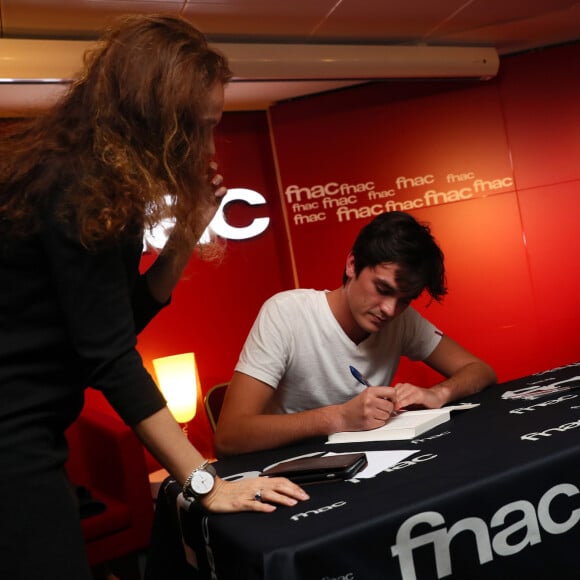 Exclusif - Alain-Fabien Delon dédicace son roman "De la race des seigneurs" aux éditions Stock à la FNAC des Ternes à Paris le 14 février 2019. © Sébastien Valiela/Bestimage  (No Web - No Blog pour suisse et Belgique)