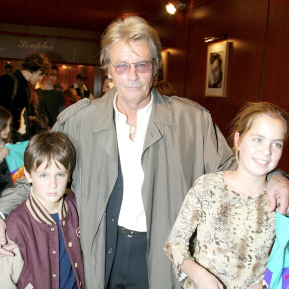 A Paris, à L'Empire, Alain Delon entouré par son fils Alain-Fabien et sa fille Anouchka Delon lors de la soirée pour la sortie de la cassette vidéo et du DVD du film "LES 101 DALMATIENS 2". Le 15 octobre 2002 © Christophe Aubert via Bestimage