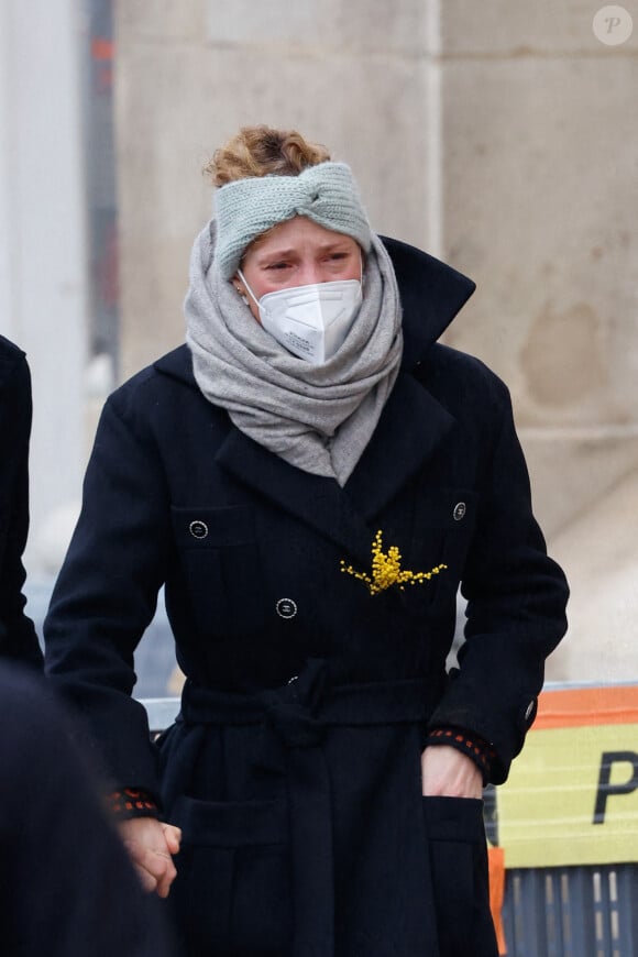 Vicky Krieps - Arrivées aux obsèques (bénédiction) de Gaspard Ulliel en l'église Saint-Eustache à Paris. Le 27 janvier 2022 © Jacovides-Moreau / Bestimage