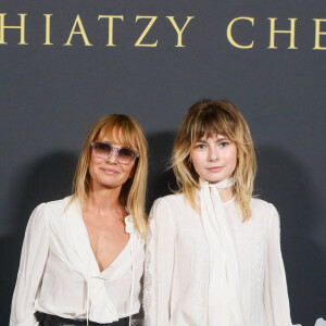 Axelle Laffont, âgée de 54 ans, est la fille de l’animateur Patrice Laffont, décédé en août 2024
Axelle Laffont et sa fille Mitty Hazanavicius au photocall du défilé de mode féminine Shiatzy Chen printemps-été 2025 lors de la Fashion Week de Paris (PFW), à Paris, France. © Christophe Clovis/Bestimage 