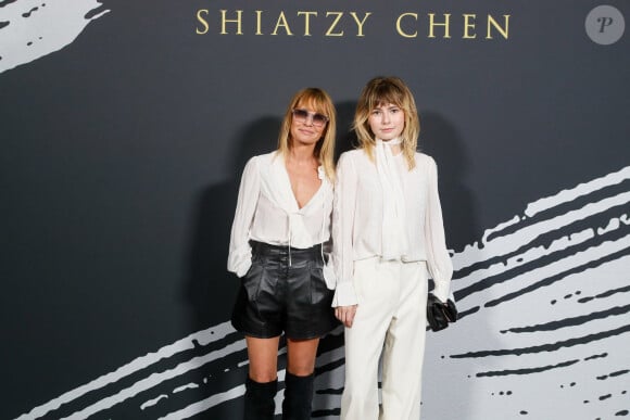 Axelle Laffont, âgée de 54 ans, est la fille de l’animateur Patrice Laffont, décédé en août 2024
Axelle Laffont et sa fille Mitty Hazanavicius au photocall du défilé de mode féminine Shiatzy Chen printemps-été 2025 lors de la Fashion Week de Paris (PFW), à Paris, France. © Christophe Clovis/Bestimage 