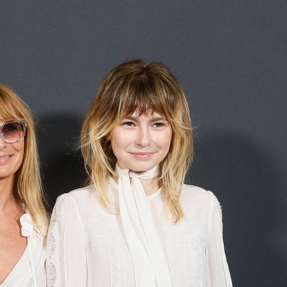 Mitty, à seulement 18 ans, suit une carrière prometteuse dans le cinéma et la musique
Axelle Laffont et sa fille Mitty Hazanavicius au photocall du défilé de mode féminine Shiatzy Chen printemps-été 2025 lors de la Fashion Week de Paris (PFW), à Paris, France. © Christophe Clovis/Bestimage 