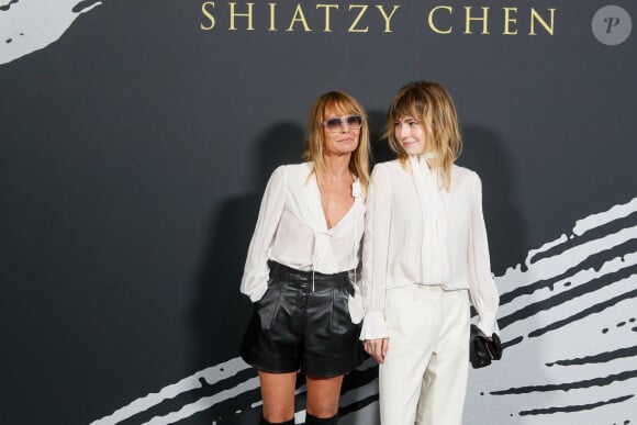 Elle a joué dans des films comme Superpapa, dans la série Jeune & Golri et a sorti son premier album Ephemera
Axelle Laffont et sa fille Mitty Hazanavicius au photocall du défilé de mode féminine Shiatzy Chen printemps-été 2025 lors de la Fashion Week de Paris (PFW), à Paris, France © Christophe Clovis/Bestimage 