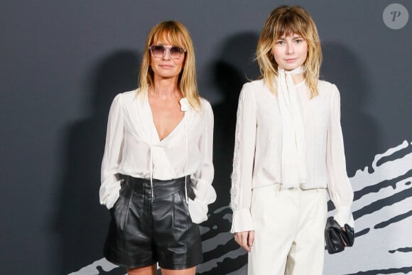 Axelle Laffont et sa fille Mitty Hazanavicius au photocall du défilé de mode féminine Shiatzy Chen printemps-été 2025 lors de la Fashion Week de Paris (PFW), à Paris, France, le 30 septembre 2024. © Christophe Clovis/Bestimage 