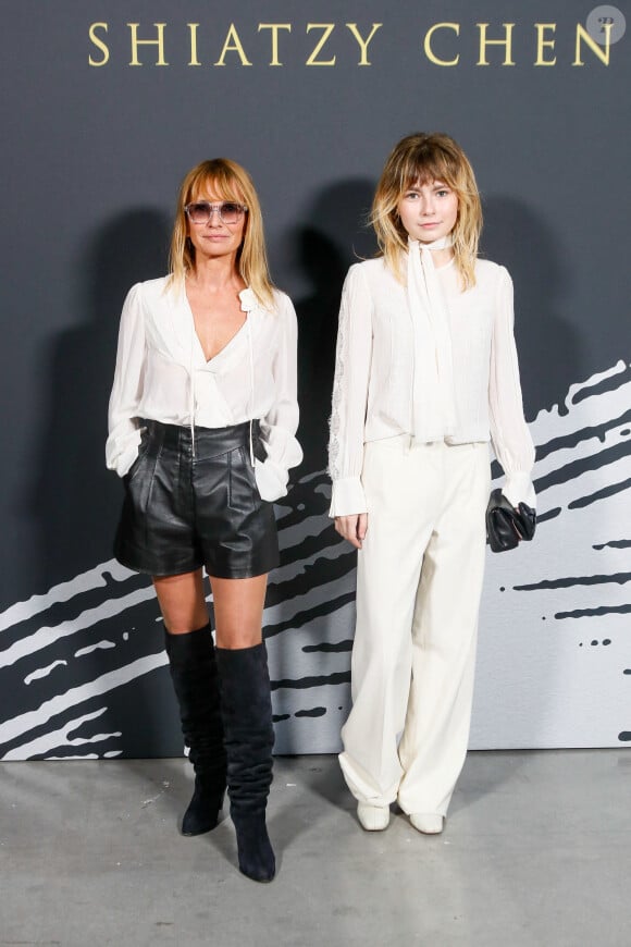 Axelle Laffont et sa fille Mitty Hazanavicius au photocall du défilé de mode féminine Shiatzy Chen printemps-été 2025 lors de la Fashion Week de Paris (PFW), à Paris, France. © Christophe Clovis/Bestimage 