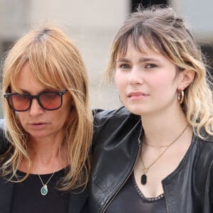 Axelle Laffont et sa fille Mitty Hazanavicius - Obsèques de P.Laffont dans la salle de la Coupole du cimetière du Père-Lachaise à Paris, le 23 août 2024. © Dominique Jacovides / Bestimage