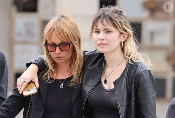 Axelle Laffont et sa fille Mitty Hazanavicius - Obsèques de P.Laffont dans la salle de la Coupole du cimetière du Père-Lachaise à Paris, le 23 août 2024. © Dominique Jacovides / Bestimage