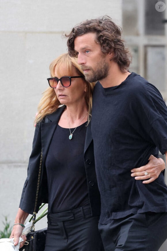 Axelle Laffont et son compagnon Romain Sichez - Obsèques de P.Laffont dans la salle de la Coupole du cimetière du Père-Lachaise à Paris. © Dominique Jacovides / Bestimage