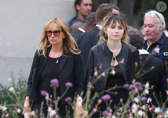 Axelle Laffont et sa fille Mitty Hazanavicius - Obsèques de P.Laffont dans la salle de la Coupole du cimetière du Père-Lachaise à Paris, le 23 août 2024 © Dominique Jacovides / Bestimage