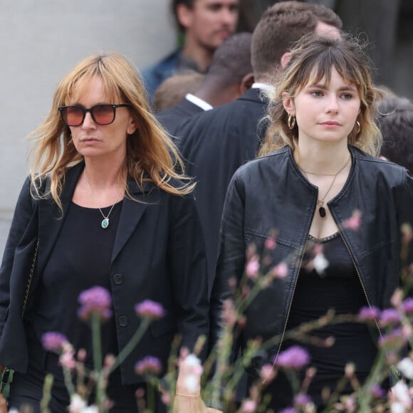 Axelle Laffont et sa fille Mitty Hazanavicius - Obsèques de P.Laffont dans la salle de la Coupole du cimetière du Père-Lachaise à Paris, le 23 août 2024 © Dominique Jacovides / Bestimage