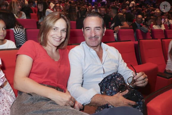 Jean Dujardin a été filmé dans les tribunes, mais il était sans Nathalie Péchalat
 
Exclusif - Nathalie Pechalat et son mari Jean Dujardin - People à la représentation exceptionnelle du spectacle musical "Sur la route Enchantée" de Chantal Goya au Palais des Congrès de la Porte Maillot à Paris - © Jack Tribeca / Bestimage