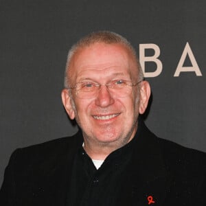 À côté de lui, on peut voir le célèbre styliste Jean-Paul Gaultier
 
Jean-Paul Gaultier à la première du film "Babylon" au cinéma Le Grand Rex à Paris, France, le 14 janvier 2023. © Coadic Guirec/Bestimage 