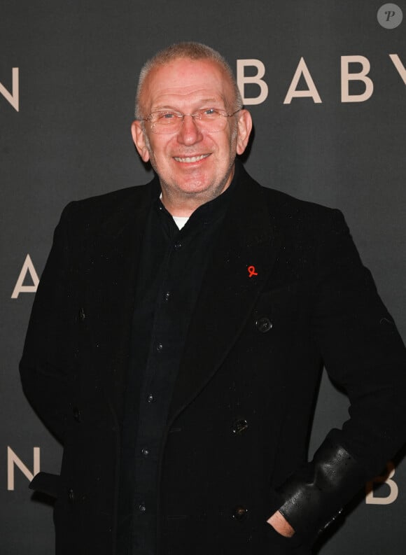 À côté de lui, on peut voir le célèbre styliste Jean-Paul Gaultier
 
Jean-Paul Gaultier à la première du film "Babylon" au cinéma Le Grand Rex à Paris, France, le 14 janvier 2023. © Coadic Guirec/Bestimage 