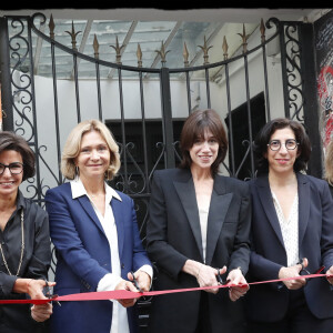 Lorraine Dauchez, Fondatrice, ARTEUM, Rachida Dati, maire du 7ème arrondissement de Paris, Valérie Pécresse, présidente du conseil régional d'Ile de France, Charlotte Gainsbourg, Rima Abdul Malak, ministre de la culture, Dominique Dutreix, président Coffim lors de l'inauguration de la Maison Gainsbourg, rue de Verneuil à Paris le 14 septembre 2023. © Alain Guizard / Bestimage