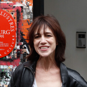 "Le Parisien" ajoute, citant Lorraine Dauchez, que les dettes étalées sur plusieurs années vont permettre d'assainir la situation. 
Charlotte Gainsbourg lors de la cérémonie de dévoilement de la plaque "Maison des Illustres" de la Maison Gainsbourg à Paris, France, le 2 avril 2024. © Christophe Clovis/Bestimage