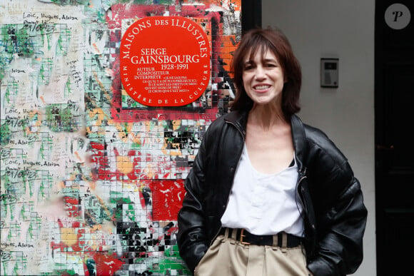 "Le Parisien" ajoute, citant Lorraine Dauchez, que les dettes étalées sur plusieurs années vont permettre d'assainir la situation. 
Charlotte Gainsbourg lors de la cérémonie de dévoilement de la plaque "Maison des Illustres" de la Maison Gainsbourg à Paris, France, le 2 avril 2024. © Christophe Clovis/Bestimage