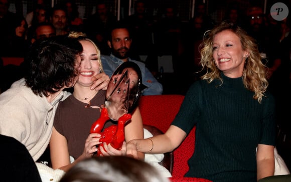 Sandor Funtek, sa compagne Chloé Jouannet, Alexandra Lamy lors de la cérémonie de clôture du 27ème Festival International du Film de Comédie de l'Alpe d'Huez, France, le 20 janvier 2024. © Dominique Jacovides/Bestimage