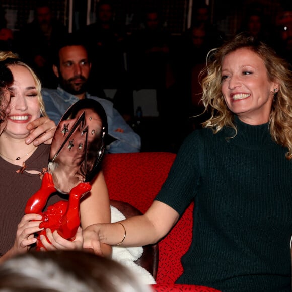 Sandor Funtek, sa compagne Chloé Jouannet, Alexandra Lamy lors de la cérémonie de clôture du 27ème Festival International du Film de Comédie de l'Alpe d'Huez, France, le 20 janvier 2024. © Dominique Jacovides/Bestimage