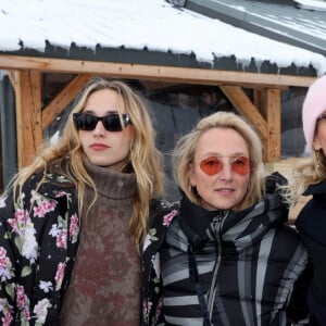 Chloé Jouannet, Audrey Lamy, Alexandra Lamy - Les célébrités prennent le volant sur le circuit sur glace Skoda dans le cadre du 27ème festival International du Film de Comédie de l'Alpe d'Huez, le 19 janvier 2023. © Dominique Jacovides / Bestimage 