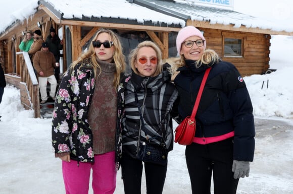 Chloé Jouannet, Audrey Lamy, Alexandra Lamy - Les célébrités prennent le volant sur le circuit sur glace Skoda dans le cadre du 27ème festival International du Film de Comédie de l'Alpe d'Huez, le 19 janvier 2023. © Dominique Jacovides / Bestimage 