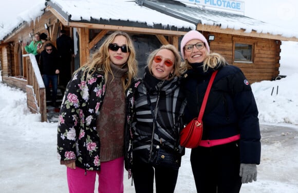 Chloé Jouannet, Audrey Lamy, Alexandra Lamy - Les célébrités prennent le volant sur le circuit sur glace Skoda dans le cadre du 27ème festival International du Film de Comédie de l'Alpe d'Huez, le 19 janvier 2023. © Dominique Jacovides / Bestimage 