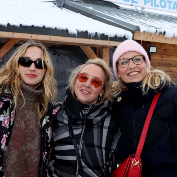 Chloé Jouannet, Audrey Lamy, Alexandra Lamy - Les célébrités prennent le volant sur le circuit sur glace Skoda dans le cadre du 27ème festival International du Film de Comédie de l'Alpe d'Huez, le 19 janvier 2023. © Dominique Jacovides / Bestimage 