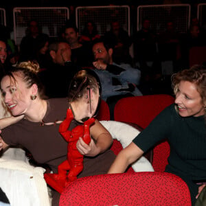 Armelle Deutsch, Sandor Funtek, sa compagne Chloé Jouannet, Alexandra Lamy lors de la cérémonie de clôture du 27ème Festival International du Film de Comédie de l'Alpe d'Huez, France, le 20 janvier 2024. © Dominique Jacovides/Bestimage