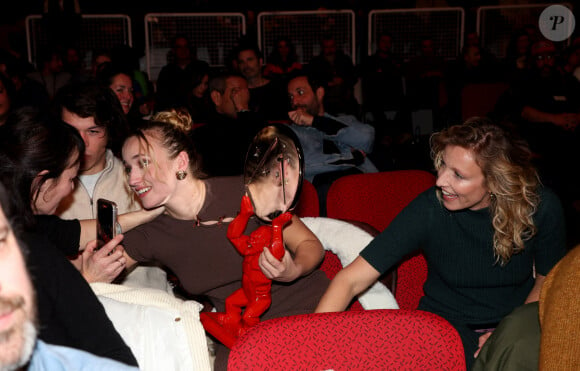 Armelle Deutsch, Sandor Funtek, sa compagne Chloé Jouannet, Alexandra Lamy lors de la cérémonie de clôture du 27ème Festival International du Film de Comédie de l'Alpe d'Huez, France, le 20 janvier 2024. © Dominique Jacovides/Bestimage