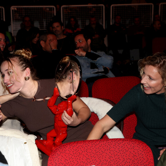 Armelle Deutsch, Sandor Funtek, sa compagne Chloé Jouannet, Alexandra Lamy lors de la cérémonie de clôture du 27ème Festival International du Film de Comédie de l'Alpe d'Huez, France, le 20 janvier 2024. © Dominique Jacovides/Bestimage