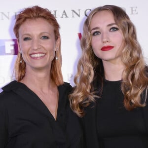 Elle restent pour autant très complices

Alexandra Lamy et sa fille Chloé Jouannet - Avant-première du film "Une chance de trop" au cinéma Gaumont Marignan à Paris, le 24 juin 2015.