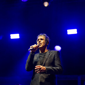 Après ces belles années passées dans le pays de Charles III, le chanteur a décidé de rentrer en France. 
Julien Clerc en concert lors du Festival "Paris Paradis" à la Villette à Paris le 9 septembre 2023. © Pierre Perusseau/Bestimage