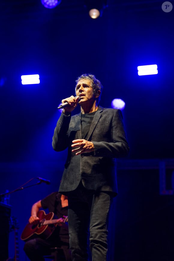 Après ces belles années passées dans le pays de Charles III, le chanteur a décidé de rentrer en France. 
Julien Clerc en concert lors du Festival "Paris Paradis" à la Villette à Paris le 9 septembre 2023. © Pierre Perusseau/Bestimage